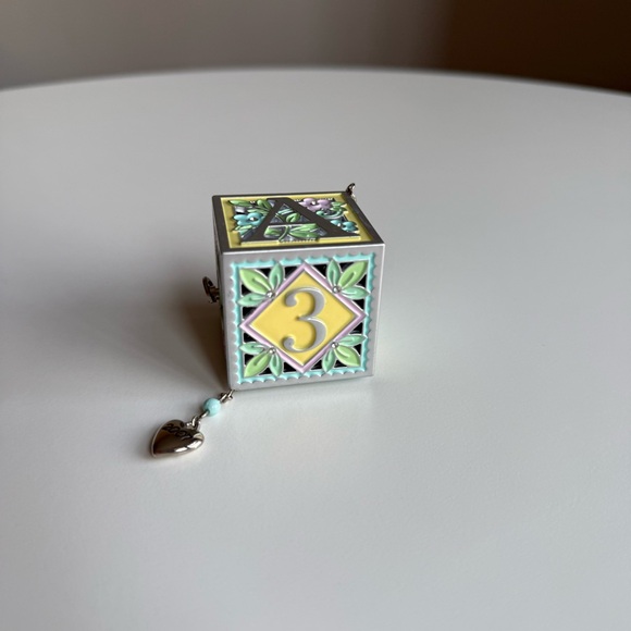 Sankyo Vintage Musical Baby Block Keepsake Cube Wind-Up Charm Pastel Metal 2"x2" - Picture 8 of 8